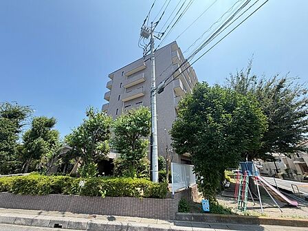 緑豊かな住環境に調和し、穏やかな日常を予感させる落ち着いた佇まいの外観です。