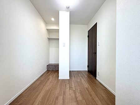 無駄を削ぎ落としたシンプルな空間が、日々の暮らしに心地よい余白と落ち着きをもたらします。