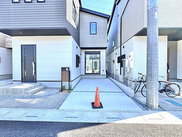 洗練されたモノトーンの外観が街並みに馴染み、穏やかな日常の始まりを感じさせる佇まいです。