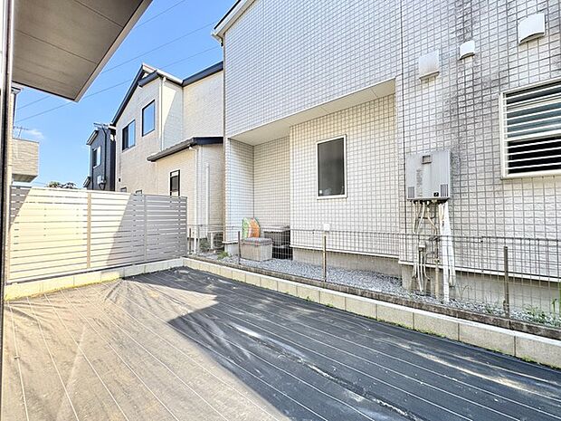 プライベートな時間を守るフェンスが備わり、日々の暮らしに静かな安らぎをもたらす住まいです。