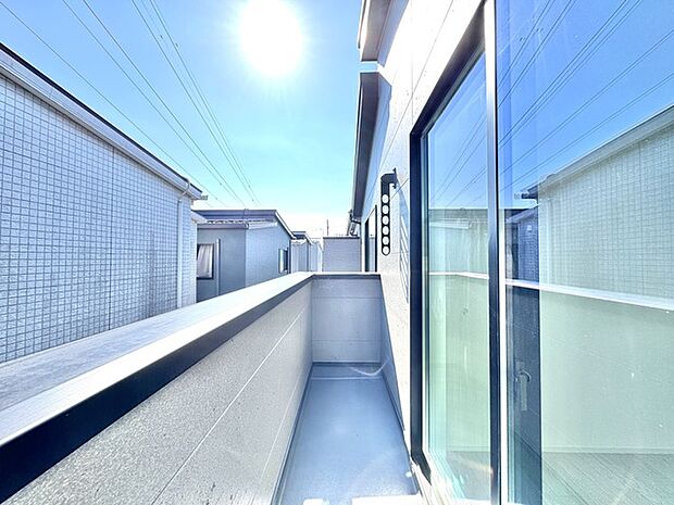 空の広がりを直に感じられる開放的な空間で、日常に心地よい余白をもたらしてくれます。
