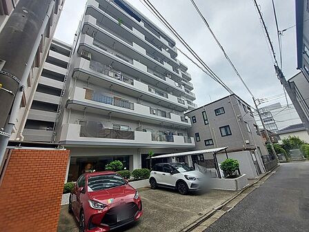 落ち着いた色合いの外観が街並みに馴染む、安心感のある佇まいが魅力です。