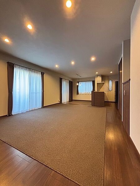 洗練された落ち着きと広がりを感じさせる、穏やかな時間が流れる住空間。
