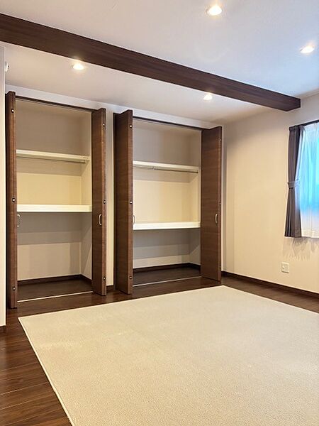 落ち着いた色調の木目がアクセントとなり、心穏やかに過ごせるゆとりある空間が広がっています。