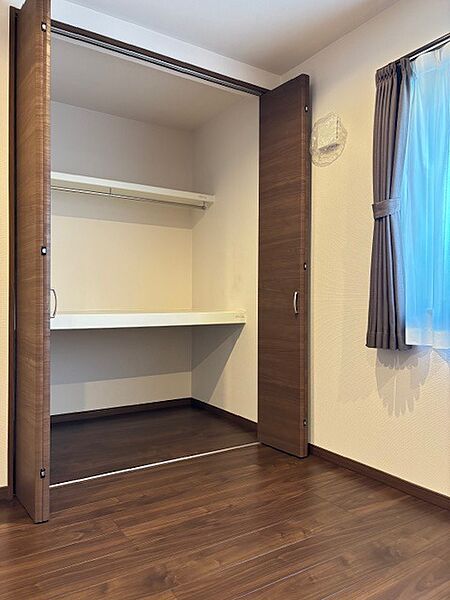落ち着いた木目調の意匠が心地よい、日々の暮らしに静かな安らぎをもたらす住空間です。