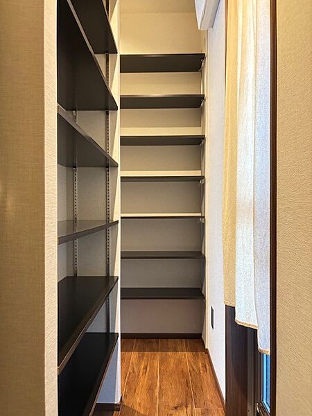 洗練された木目の風合いとすっきりとしたラインが、日々の暮らしに心地よい秩序と落ち着きをもたらします。