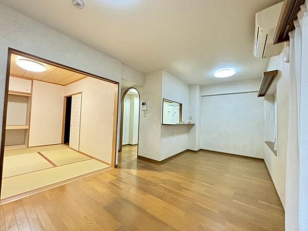ゆったりとした広がりを感じさせる空間は、木の温もりが心地よい落ち着きのある雰囲気に包まれ、穏やかな日常を優しく演出してくれます。