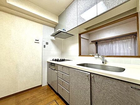 キッチン　落ち着いた色調の面材とすっきりとしたカウンターが調和し、日々の作業をスムーズにこなせる機能的な空間が広がります  