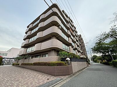 外観：流れるような曲線を描くバルコニーが印象的な外観は、落ち着いた色合いのタイルと調和し、街並みに上品な存在感を放つ佇まいとなっています。