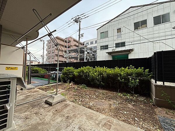 専用庭。周囲の建物と緑の植栽が織りなす、落ち着いた日常の風景が広がる開放的な空間です