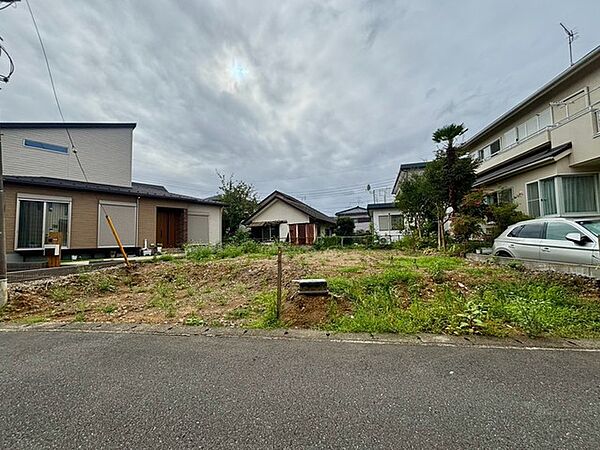 落ち着いた住宅街に囲まれ、これからの暮らしを自由に描ける広々とした敷地です