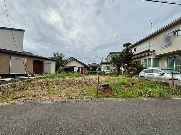 周囲に落ち着いた住宅が並ぶ穏やかな環境でこれからの暮らしを自由に描く心地よい敷地