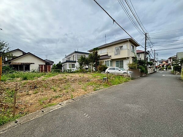落ち着いた住宅街に佇む、ゆとりある敷地が心地よい日常の舞台を広げます。