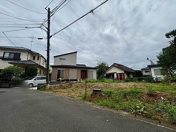 穏やかな空気が流れる閑静な住宅街に佇み、日々の暮らしをしっとりと落ち着いた時間へと導く佇まい。