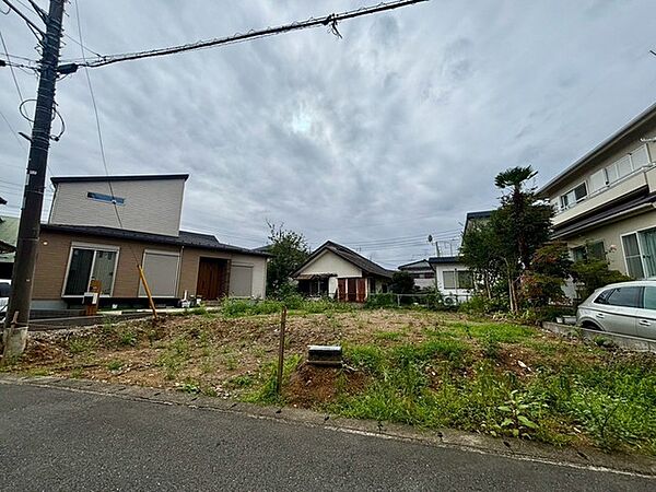 穏やかな空気が流れる閑静な住宅街に佇む広々とした敷地空間