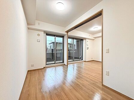 木目の温もりと開放感あふれる、心地よい暮らしのシーンを描く空間。