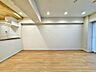 リビング/ダイニング：木の温もりと洗練されたデザインが調和する、心地よいゆとりを感じさせる空間。
