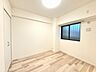 子供部屋：木目の美しい床とシンプルな色合いが調和する、落ち着いた心地よさを感じる空間です。