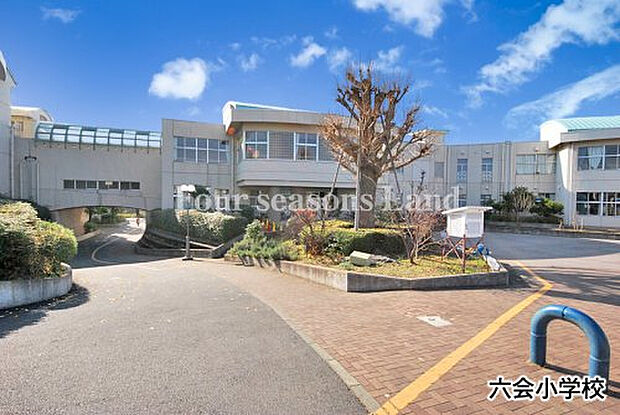 六会小学校まで約327m