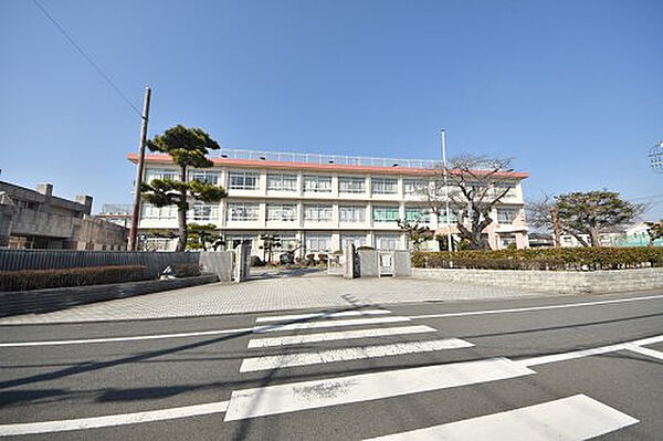 平塚市立春日野中学校まで約888m