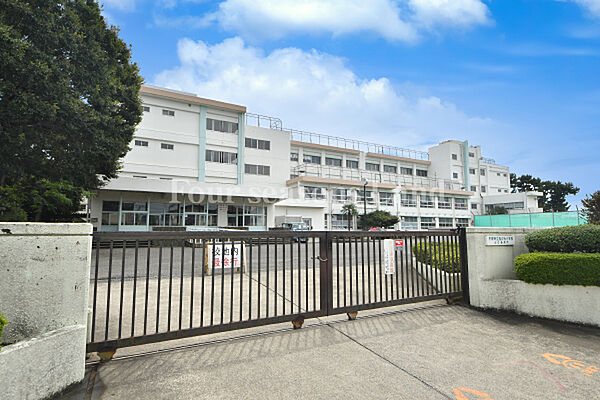 平塚市立松が丘小学校まで約829m