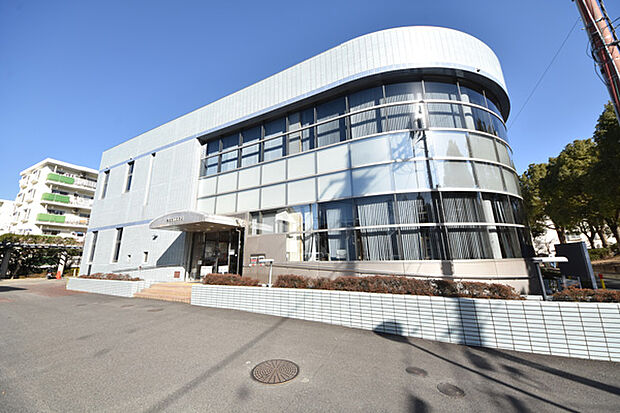 平塚市西図書館まで約552m