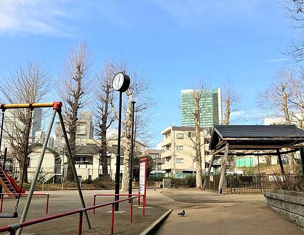 氷川の杜公園 徒歩5分。 350m