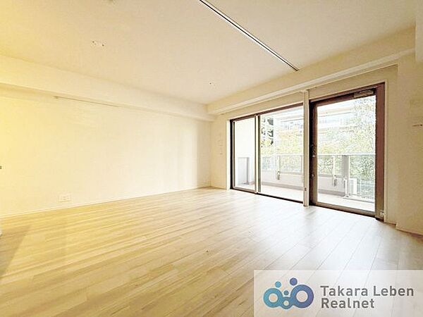 家族が集まる場所だからこそ、採光と通風を確保した心地よいリビングとなっております。自然と家族皆が揃い、笑顔が溢れる場となりそうです。※写真は洋室の間仕切りを開放した状態です。