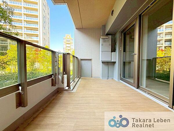 爽やかな風が吹き、採光にも恵まれてますので思わずお部屋の外へ出たくなる、そんなバルコニーです。心地良さに包まれ、日々の暮らしをより鮮やかに彩ります。