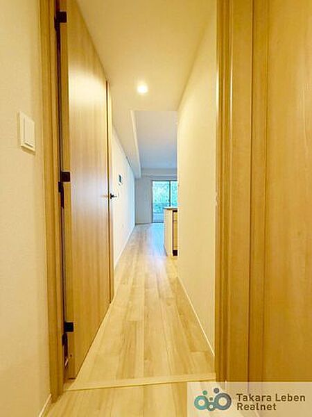 ナチュラルカラーの室内廊下、明るく開放感のある空間を演出します。