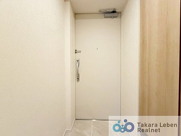 天井まで高さがあるトールサイズのシューズボックス。玄関ドアは安心のダブルロックです。