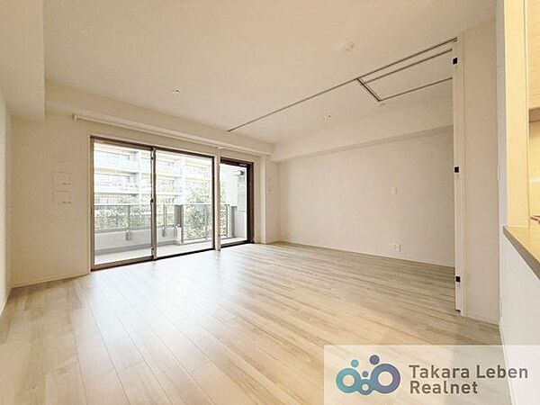 バルコニーに面した開放感あるリビングです。※写真は洋室の間仕切りを開放した約18.8帖の状態です。
