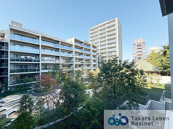 正面には中庭があり、緑豊かな景色が広がります。