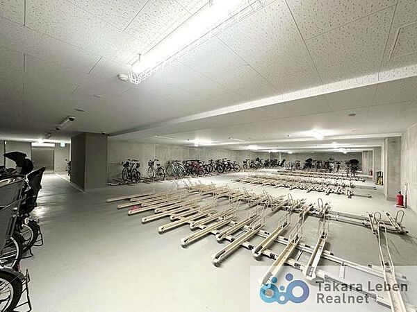 駐輪場は1台1台をきれいに止められる仕様なので、常にきれいさを保っています。