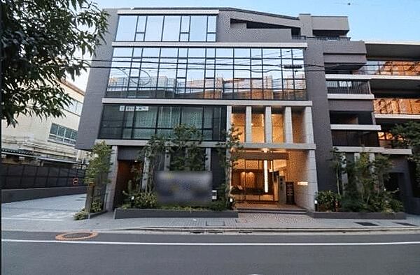 エントランス外部。両サイドには植栽を配し、綺麗に管理されております。