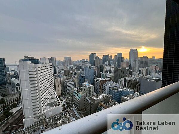 高層階ならではの見晴らしの良い眺望です。綺麗な夕焼けも望めます。