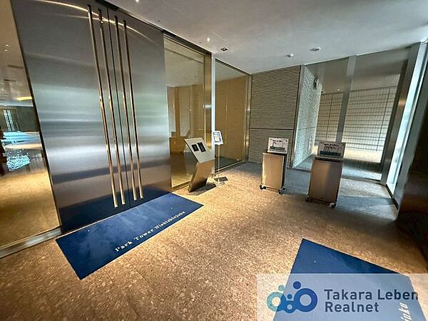 重厚感と高級感のあるデザインのエントランス。エントランス周りは広々としたアプローチとなっており、毎日のお出かけを気持ち良く後押ししてくれます。