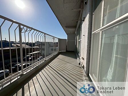 バルコニーには物干し金物を装備。空間の広がりを感じさせてくれるスペースとなっております。