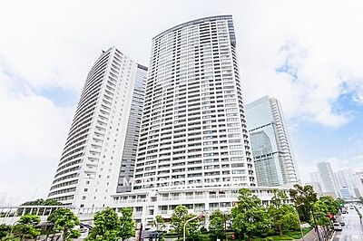 外観：JR山手線【品川】駅徒歩6分、アクセス良好・周辺施設充実の好立地。43階建てタワーマンション