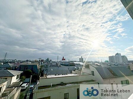 遮る建物なく見晴らしの良い眺望です。室内にも爽やかな風と心地の良い日差しが差し込みます。