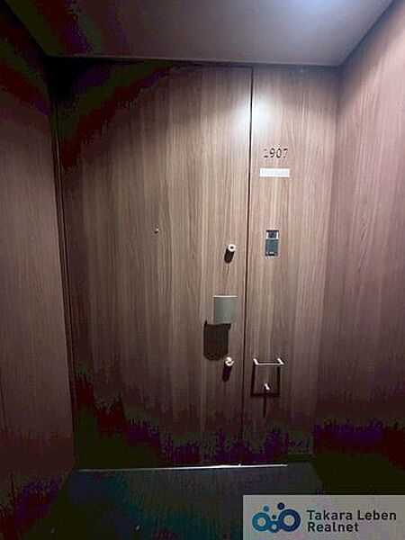 ホテルライクで高級感漂う玄関です。