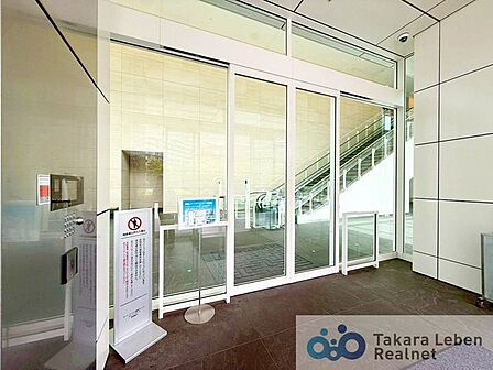 エントランスは落ち着いた雰囲気がただようようです。きちんと管理が行き届いております。