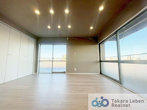 洋室8帖。ルーフバルコニーに面した明るく開放感のあるお部屋。お布団を干す際にも便利で主寝室としてもお使いいただけます。