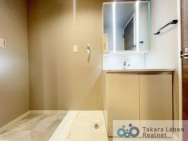 洗面室は朝を快適にさせてくれる大切な空間です。バタバタしている忙しい朝でも収納が多い洗面台では短時間で効率良く支度ができます。