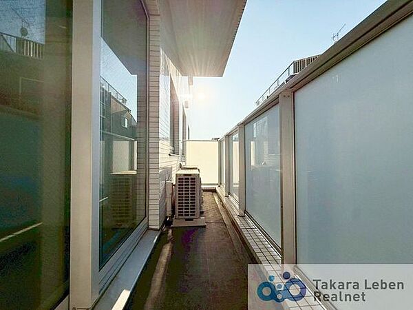 暮らしにゆとりを添えるバルコニー空間。外の景色を楽しみながら過ごすひとときは格別です。