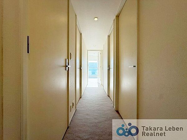 玄関からの廊下スペース。ここからリビング、洋室、バスルーム、トイレに直行できます。
