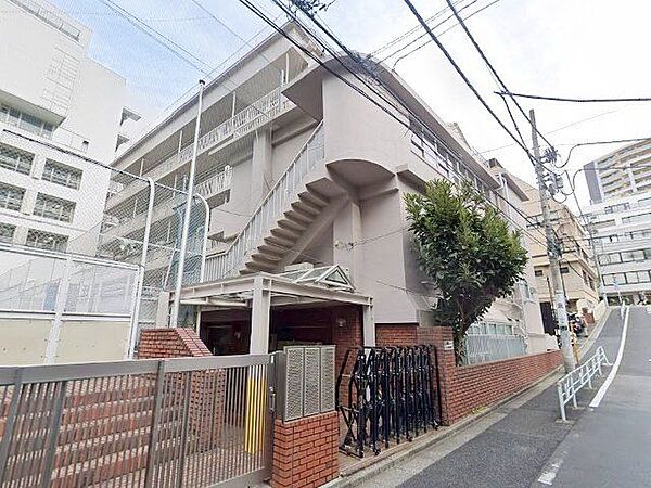 渋谷幼稚園 徒歩8分。 620m