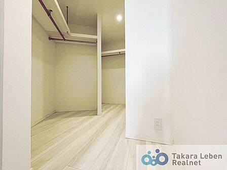 洋室約7.3帖:大容量収納可能なウォークインクローゼット付き。(リフォーム前)