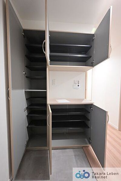家の顔となる玄関。 収納部分を多く採用し、スッキリとした広さを確保出来ました。