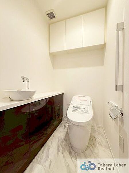 節水対策・省スペースとして人気のあるタンクレスを採用。お掃除もしやすいので日々の家事掃除の時短にも繋がりますね。